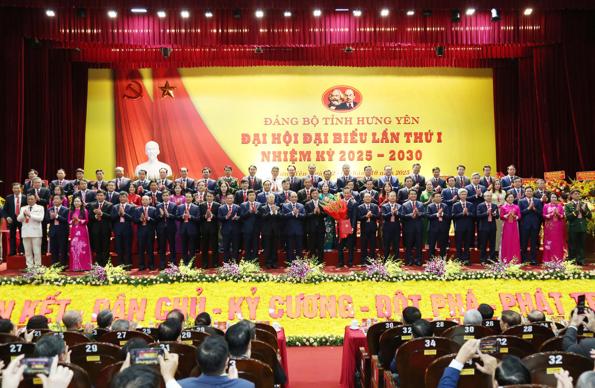 Ủy viên Bộ Chính trị, Bí thư Trung ương Đảng, Chủ nhiệm Ủy ban Kiểm tra Trung ương Nguyễn Duy Ngọc chúc mừng Ban chấp hành Đảng bộ tỉnh Hưng Yên khóa mới. Ảnh: Ban Tổ chức. 