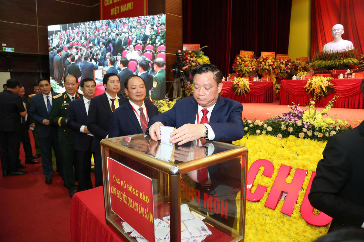 Các đại biểu tham dự Đại hội thực hiện quyên góp tại Đại hội. Ảnh: Ban tổ chức.