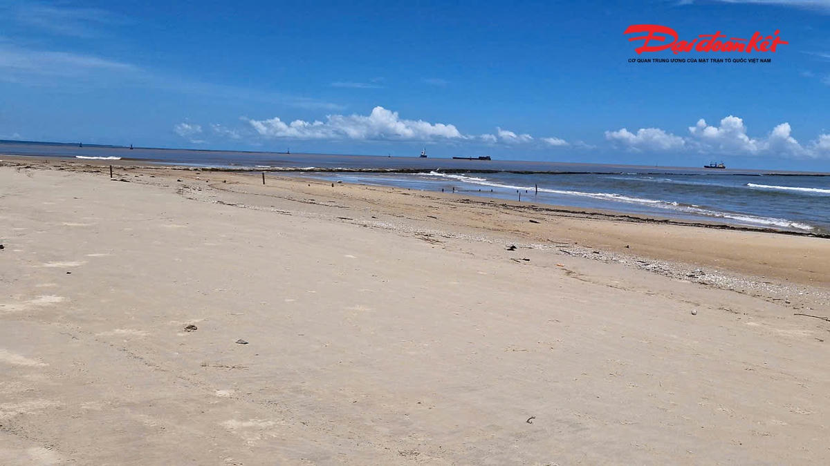 Hàng chục cán bộ chiến sĩ thuộc các lực lượng và nhiều phương
tiện vẫn đang triển khai tìm kiếm 2 ngư dân mất tích. Ảnh: Đỗ Văn.