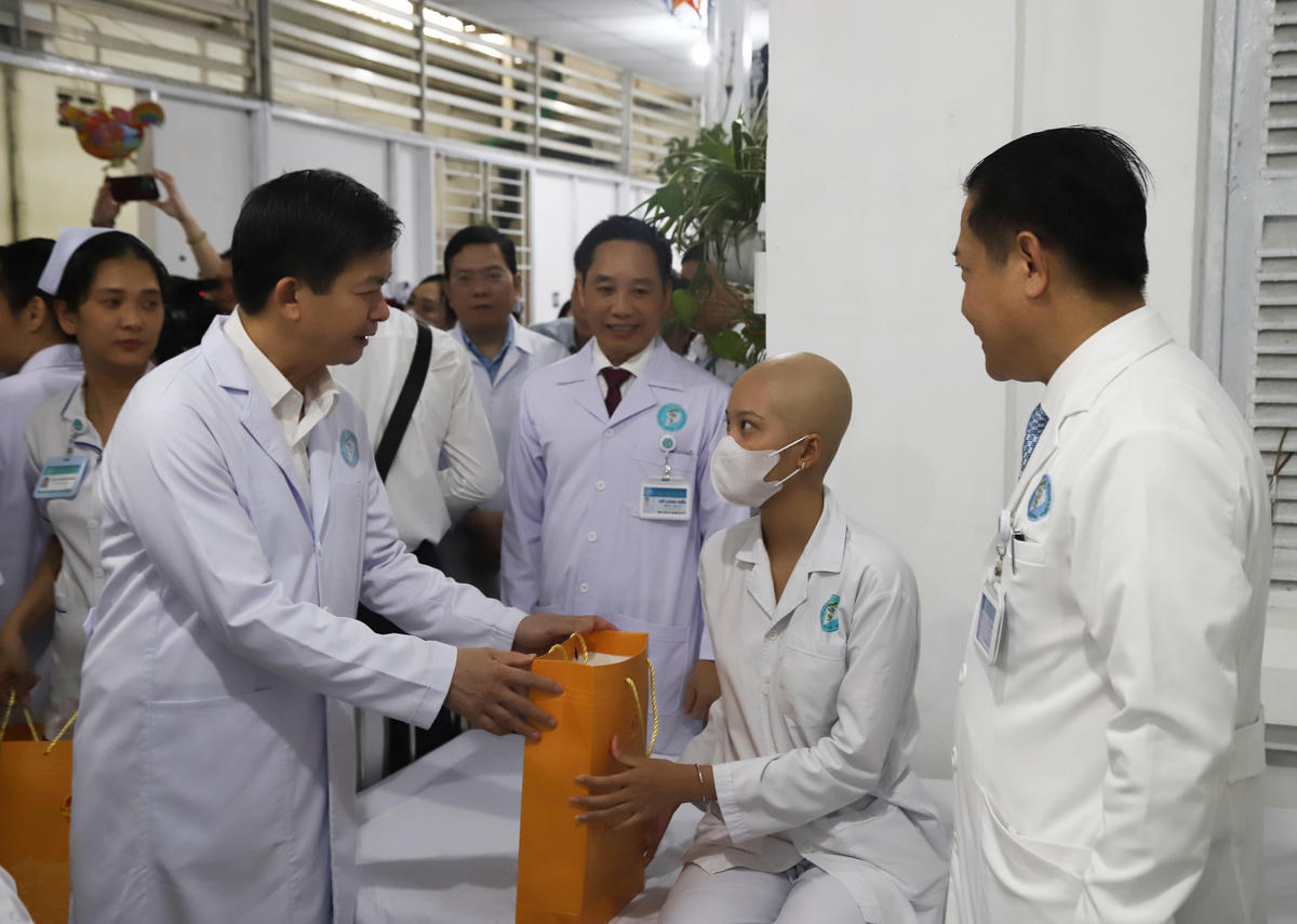 Tân Bí thư Thành ủy Cần Thơ Lê Quang Tùng cũng đến thăm, động viên và tặng quà Trung thu các trẻ em tại Bệnh viện Ung bướu Cần Thơ. Ảnh Trung Kiên. 