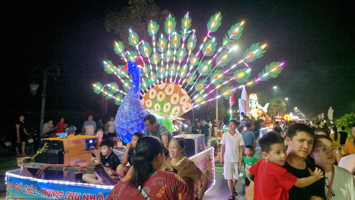 Đèn lồng hình con công rực rỡ sắc màu. Ảnh: TN.