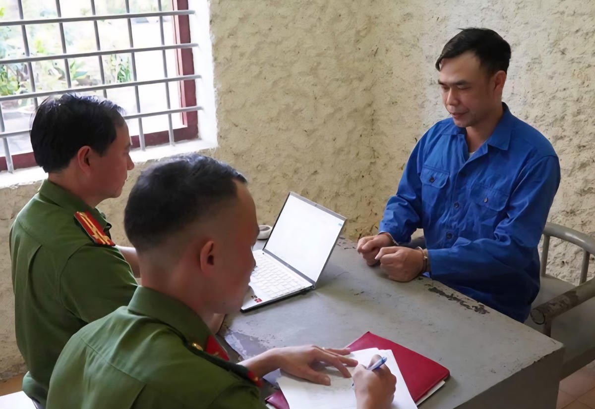 Đối tượng Nguyễn Mạnh Tuân (áo xanh dương) tại cơ quan công an. Ảnh: CAĐB