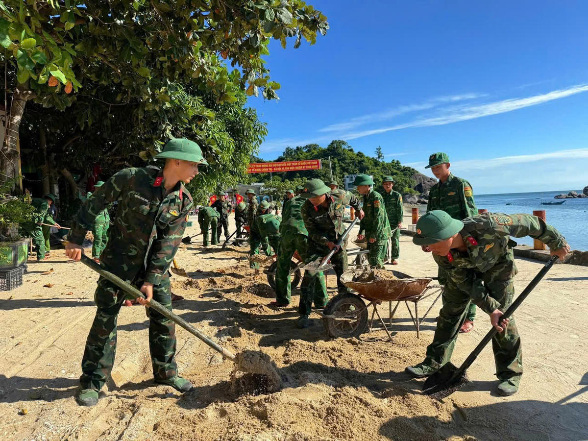 Bộ đội cùng các lực lượng địa phương giúp dân dọn dẹp đường sá.