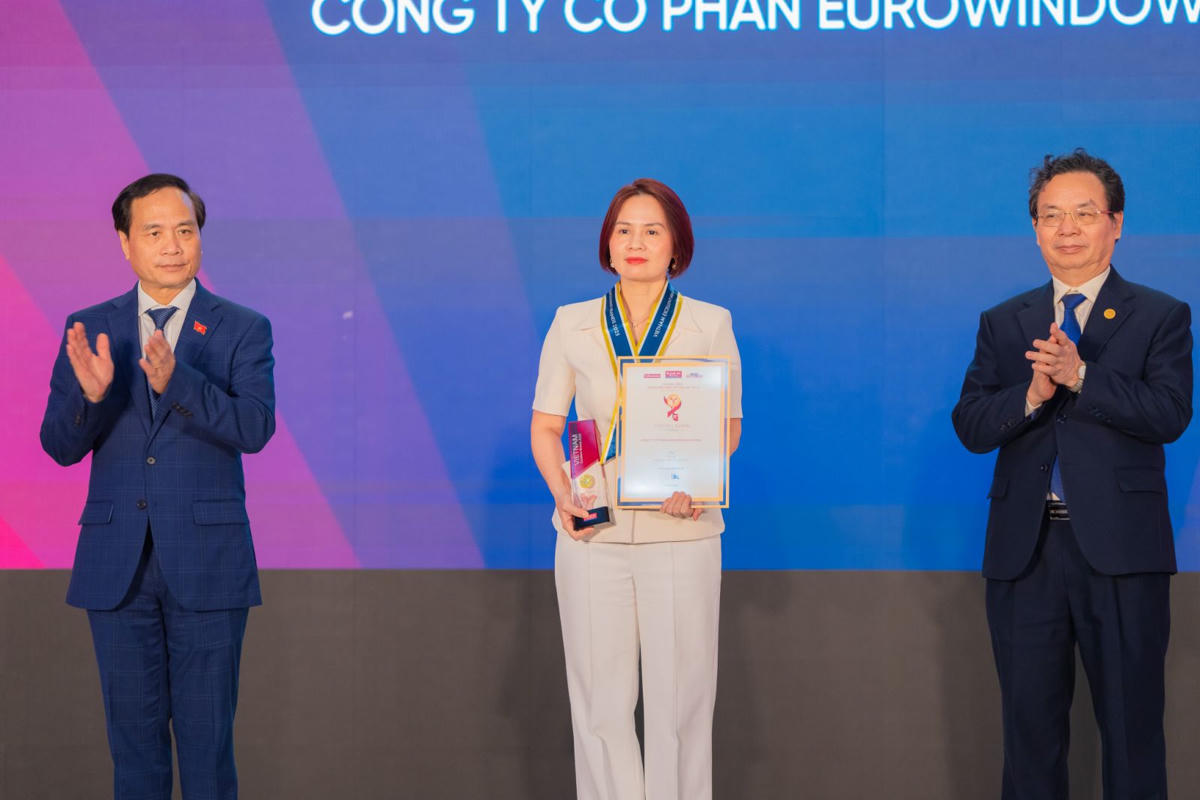 Bà Lại Ngọc Dung - Giám đốc Marketing và Truyền thông Eurowindow Holding đón nhận giải thưởng từ Ban tổ chức