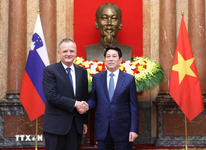  Chủ tịch nước Lương Cường tiếp Đại sứ Slovenia tại Việt Nam Bostjan Malovrh đến trình Quốc thư. (Ảnh: Lâm Khánh/TTXVN).