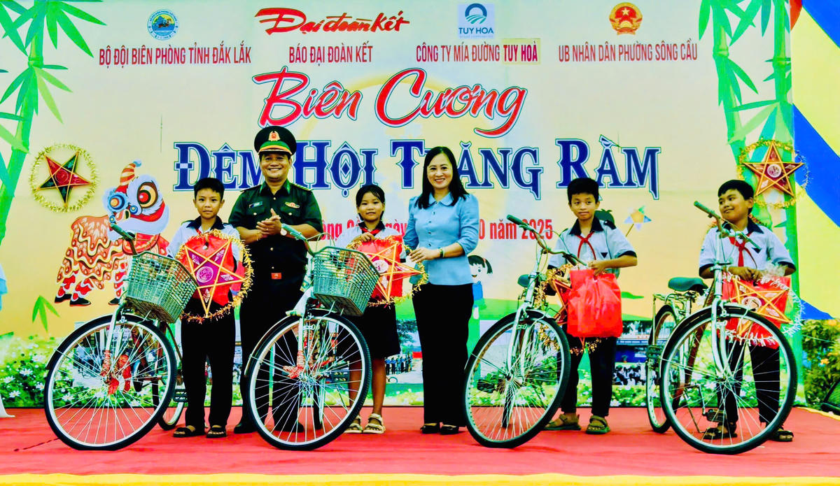 Lãnh đạo Bộ đội Biên phòng tỉnh Đắk Lắk và đại diện lãnh đạo địa phương trao xe đạp cho học sinh. Ảnh: TN.
