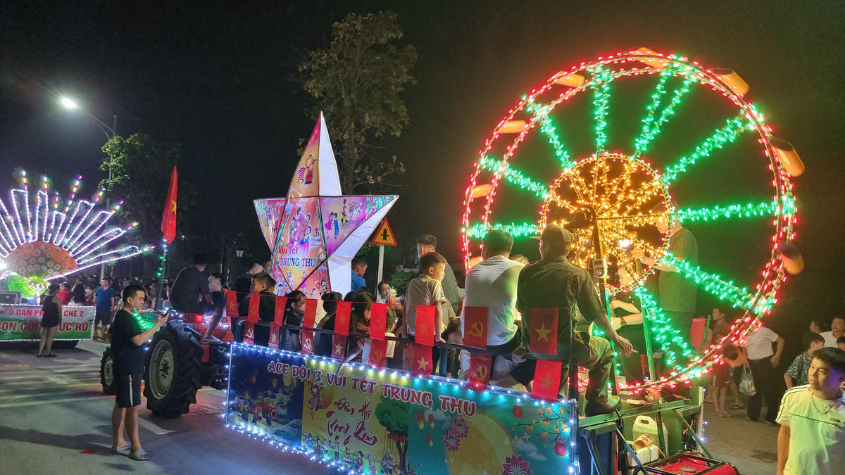 Đèn lồng hình cọn nước - biểu tượng văn hóa của người vùng cao Việt Bắc. Ảnh: TN.