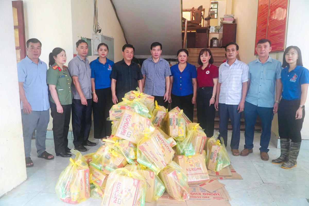 Đoàn công tác trao quà hỗ trợ nhân dân tại xã Ngọc Đường. Ảnh: Đ.S.