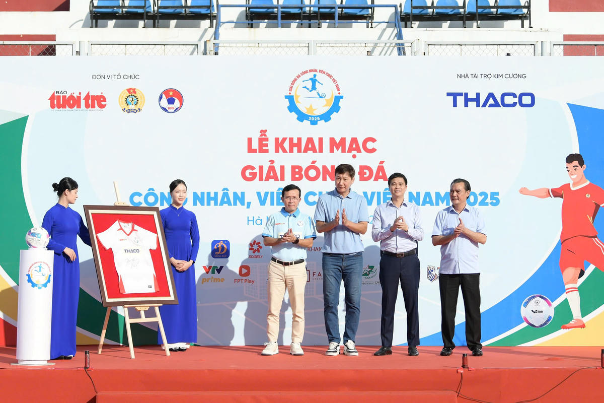 Ban tổ chức thực hiện các nghi thức để khởi động mùa giải bóng đá công nhân, viên chức lao động. Ảnh: N. T