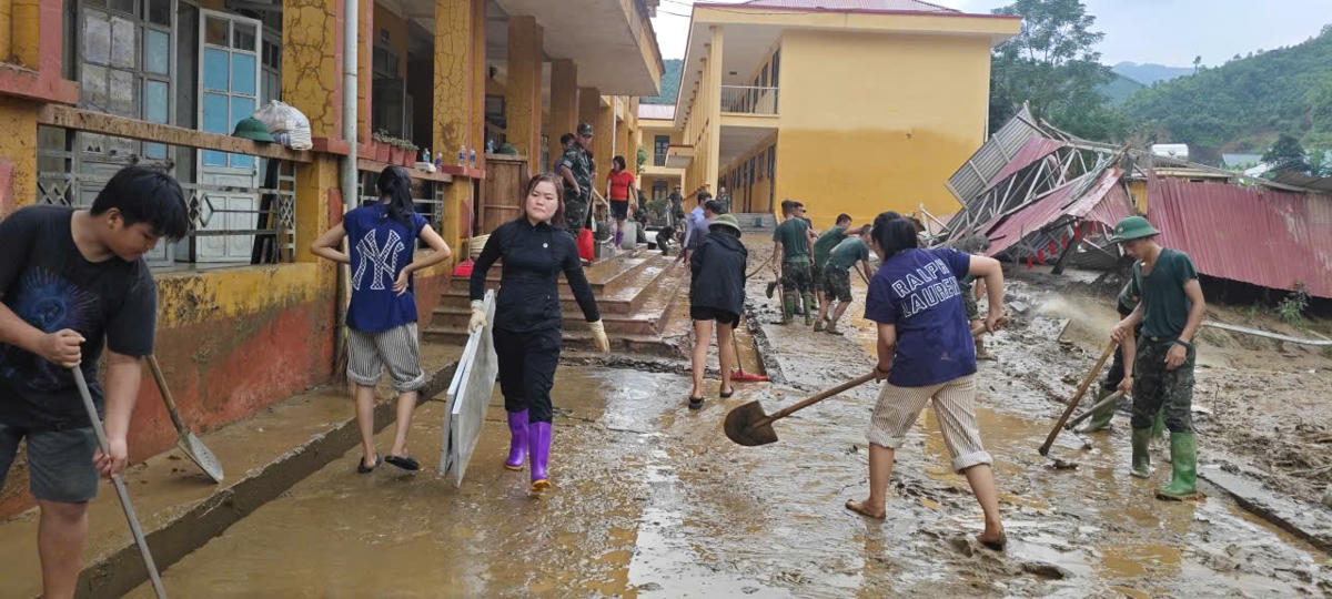 Ngoài ra, có khoảng 100 em học sinh bán trú và hơn 20 em học sinh quanh vùng cùng tham gia dọn dẹp cùng. Ảnh: Ngô Hùng.