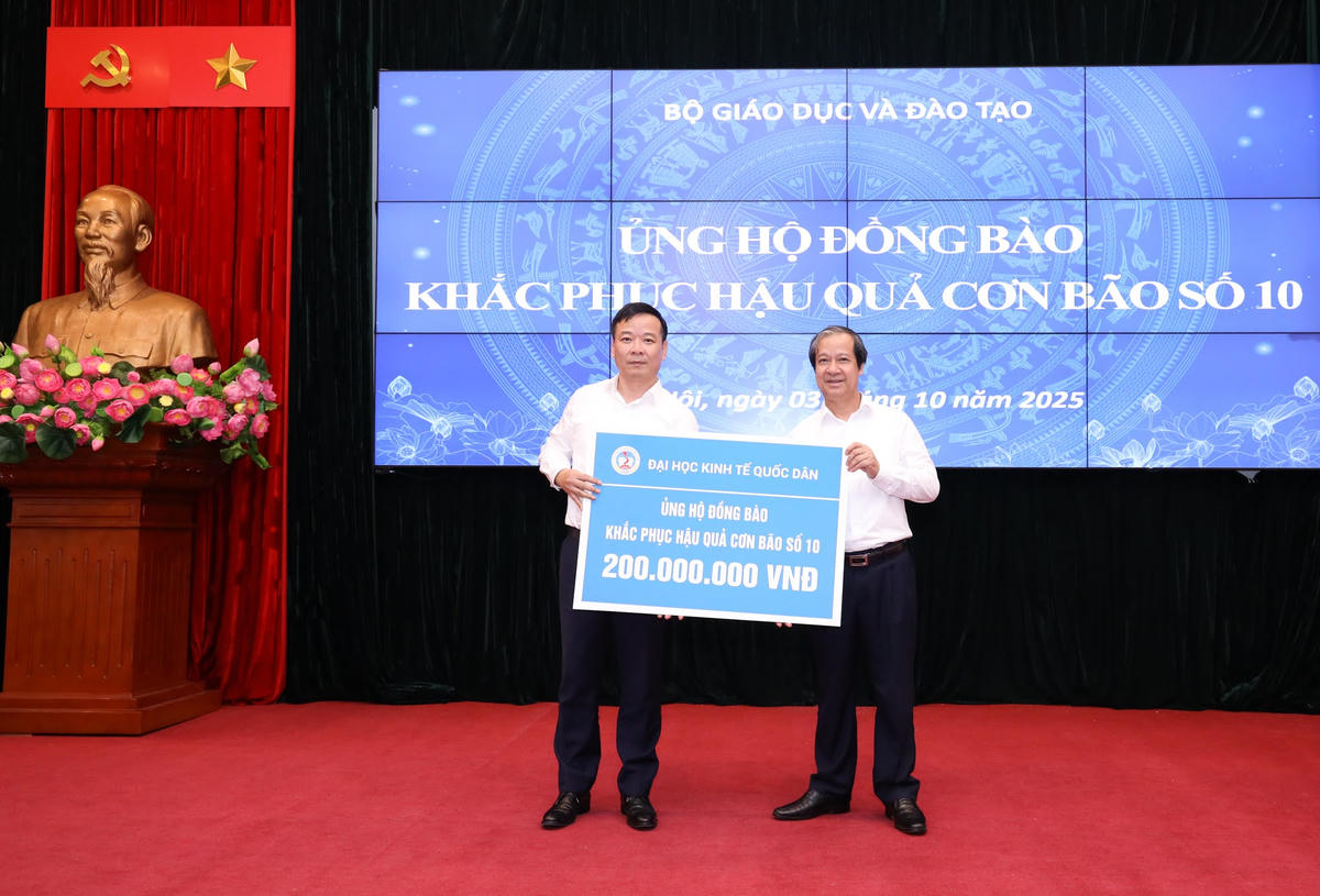 Tại lễ phát động, lãnh đạo Bộ GDĐT, các đơn vị, cá nhân trong và ngoài ngành Giáo dục đã ủng hộ tổng số tiền hơn 3,6 tỷ đồng. Ảnh: BGDĐT