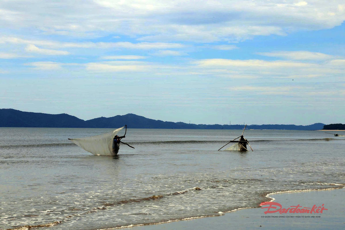 Những "thợ săn" tép trên bãi biển Trà Cổ. Ảnh: Nguyễn Quý.
