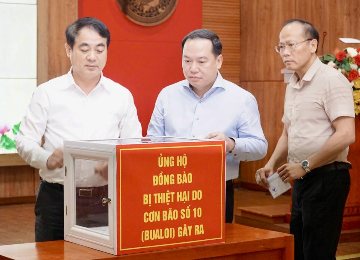 Lãnh đạo tỉnh Khánh Hòa ủng hộ đồng bào khắc phục thiệt hại do cơn bão số 10 (Bualoi) gây ra. (ảnh Thùy Trang)