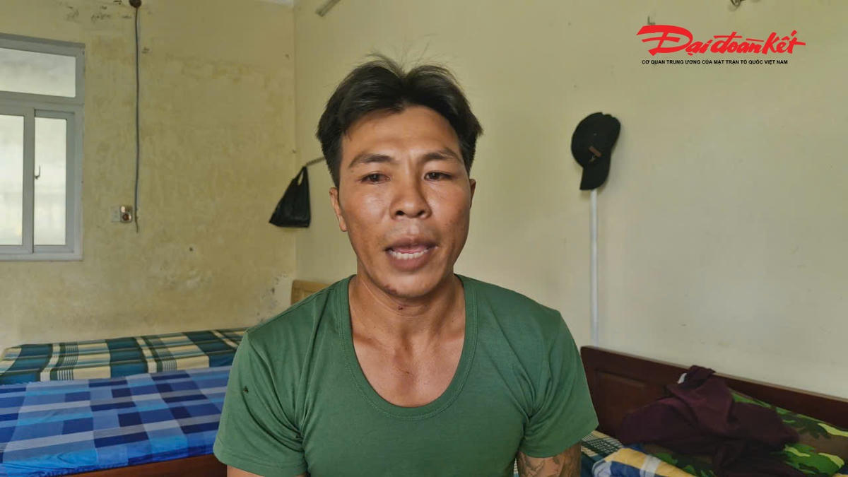 Ngư dân Nguyễn Văn Trường kể lại khoảnh khắc gặp nạn khi vào
tránh trú bão số 10. Ảnh: Đỗ Văn.