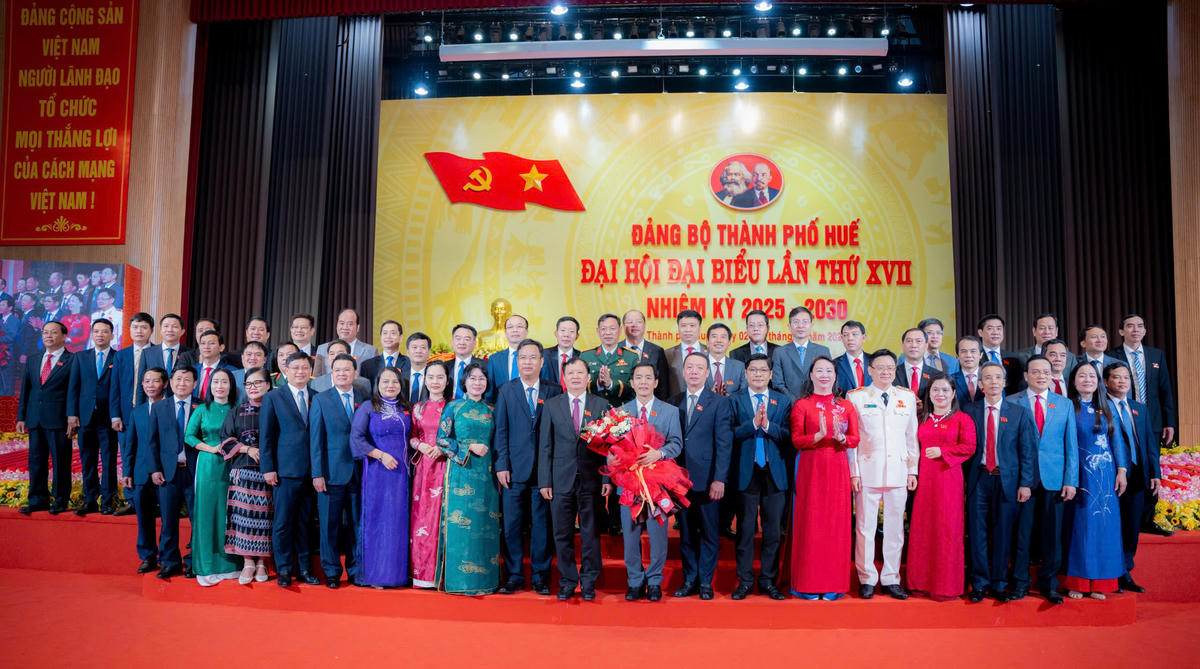 Ông Lê Trường Lưu - Bí thư Thành ủy Huế khóa XVI tặng hoa chúc mừng Ban Chấp hành Đảng bộ TP Huế khóa XVII, nhiệm kỳ 2025 - 2030. Ảnh: BTC.