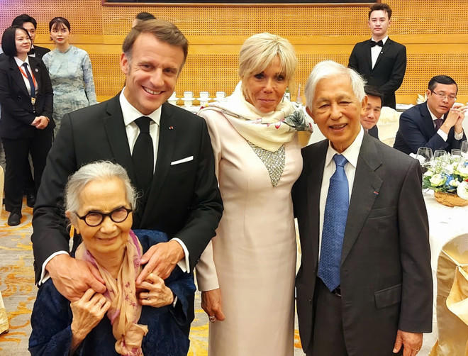 Tổng thống Pháp Emmanuel Macron và phu nhân gặp gỡ Giáo sư Trần Thanh Vân và Giáo sư Lê Kim Ngọc trong chuyến thăm Việt Nam tháng 5/2025. (Ảnh: Đại sứ quán Pháp)