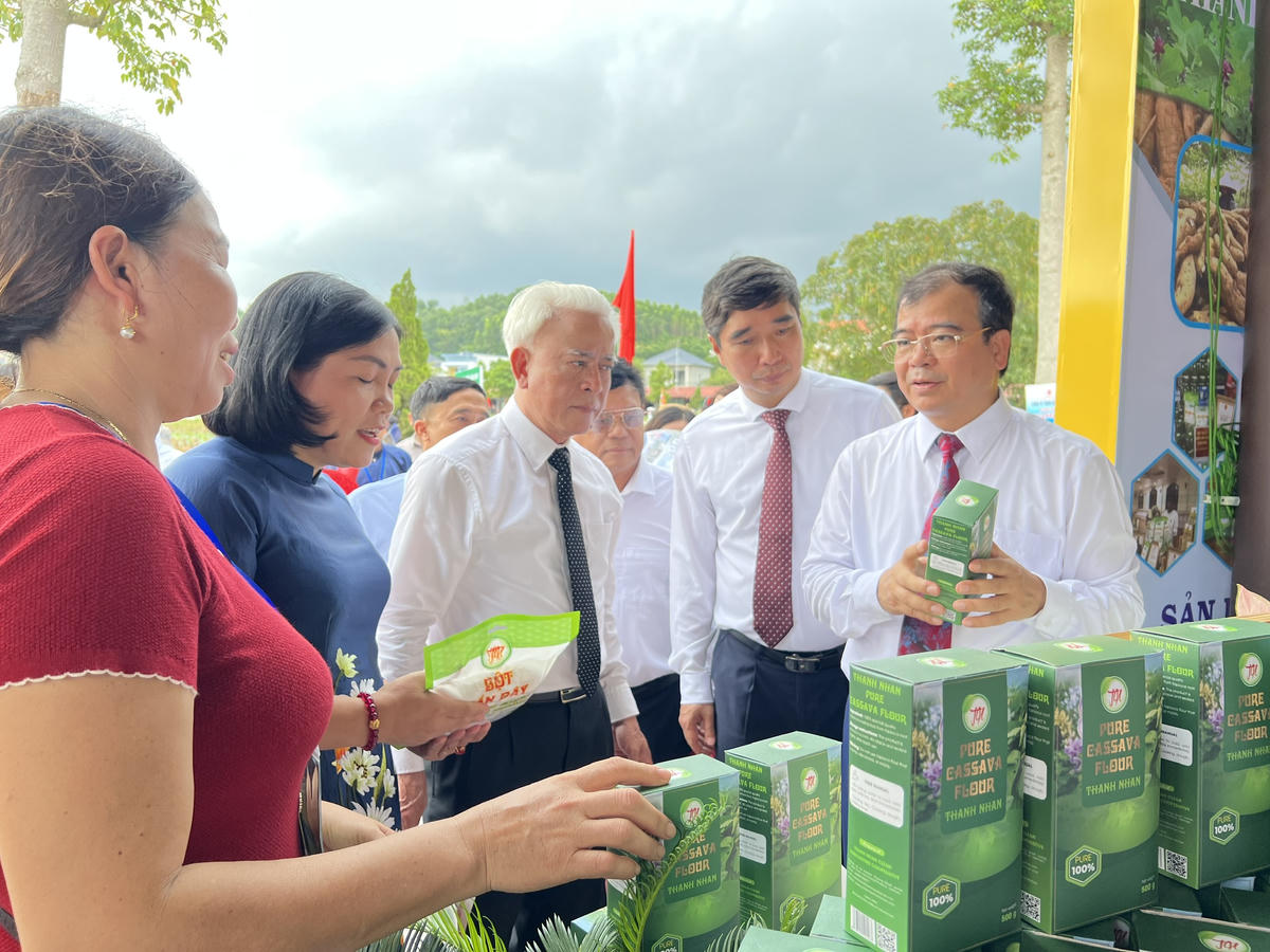 Lãnh đạo TP Hải Phòng tham quan các gian hàng OCOP tại sự kiện. Ảnh: PT. 