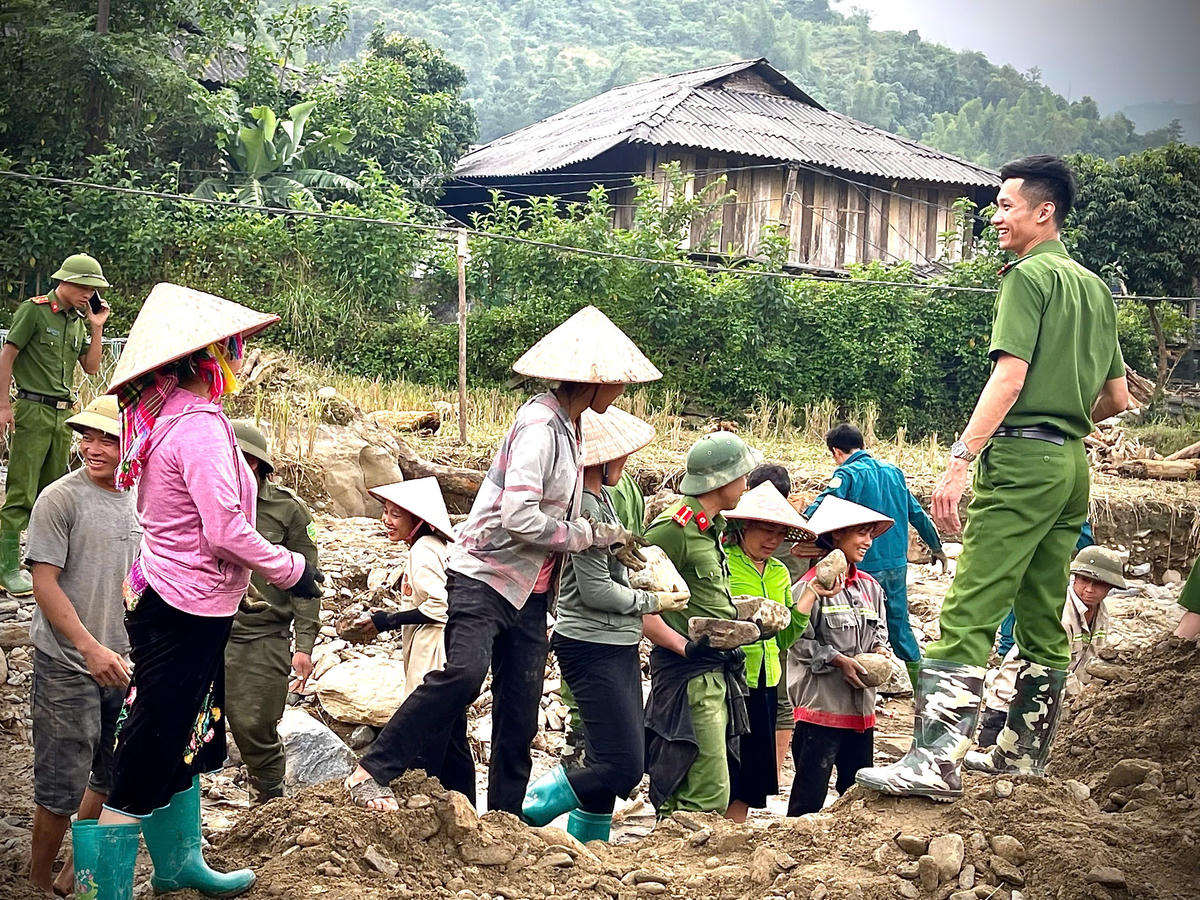 Lào Cai: Khẩn cấp huy động tổng lực làm kè bảo vệ làng