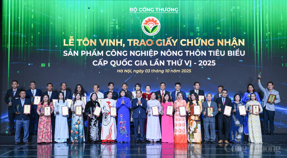 Phó Thủ tướng Chính phủ Bùi Thanh Sơn và Thứ trưởng Phan Thị Thắng trao Giấy chứng nhận sản phẩm công nghiệp nông thôn tiêu biểu cấp quốc gia lần thứ VI năm 2025 cho các doanh nghiệp. Ảnh: Nam Nguyễn