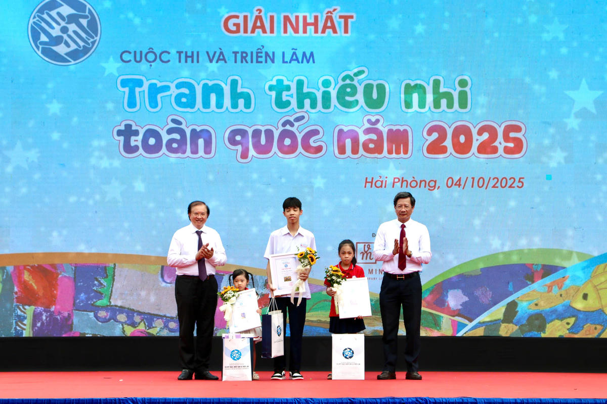 Thứ trưởng Bộ VHTTDL Tạ Quang Đông và Phó Chủ tịch Thường trực UBND TP Hải Phòng Lê Anh Quân trao giải cho các tác giả có tác phẩm đạt giải. Ảnh: VC. 
