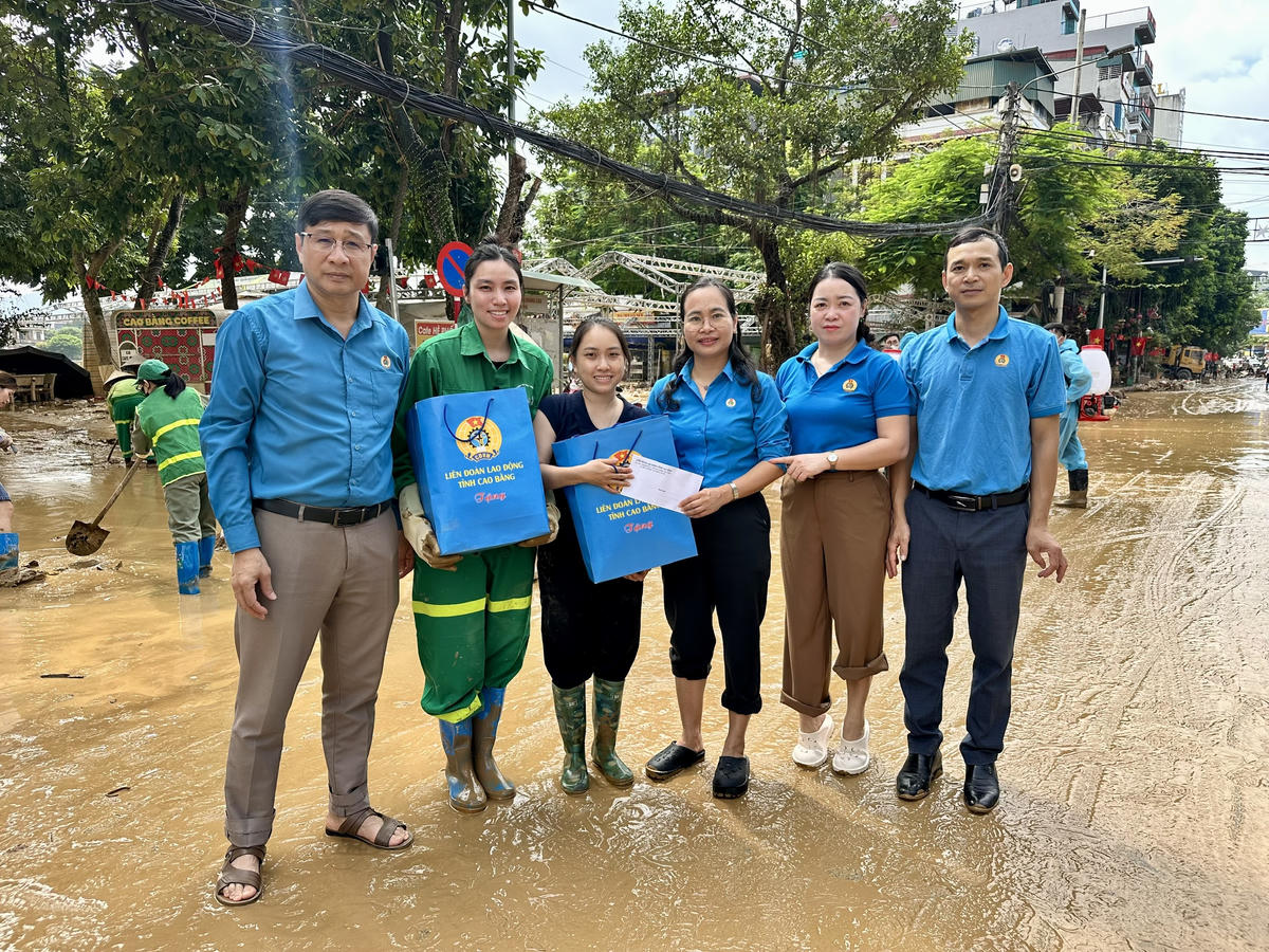 Đoàn công tác của LĐLĐ tỉnh Cao Bằng tặng quà động viên công nhân vệ sinh môi trường. Ảnh: LĐLĐ Cao Bằng.