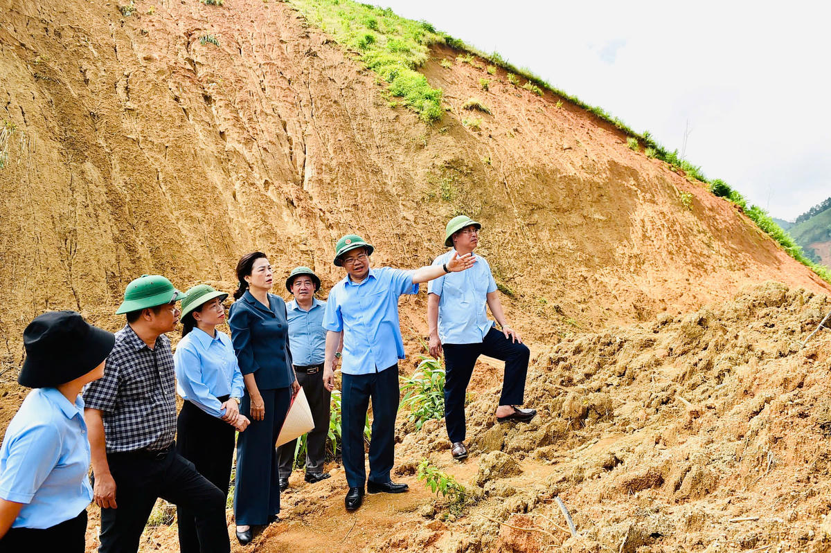 Phó Bí thư Tỉnh ủy, Chủ tịch HĐND tỉnh Tuyên Quang Nguyễn Văn Sơn cùng Đoàn công tác kiểm tra tại thôn Ngõa, xã Yên Phú. Ảnh:. T.H.