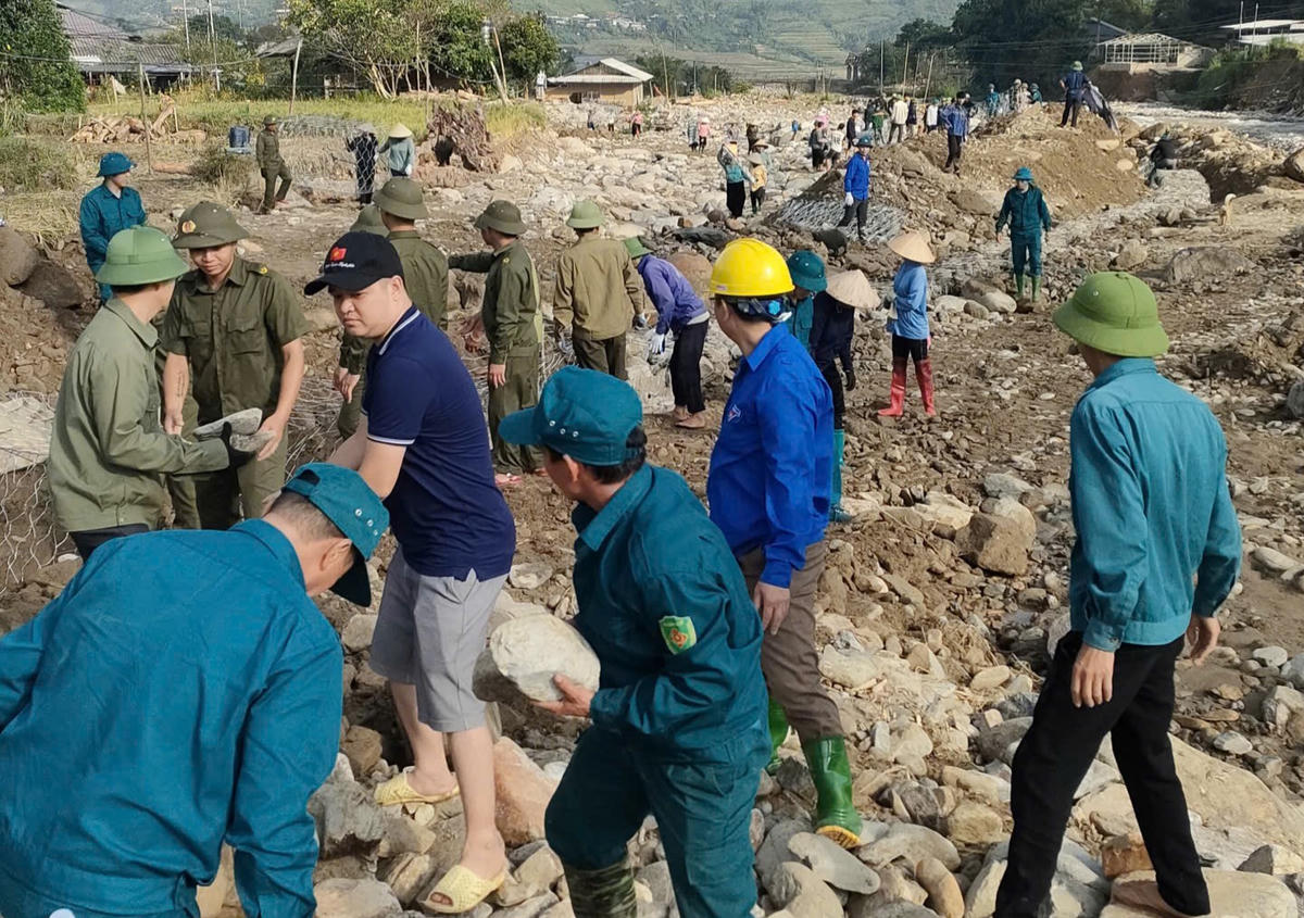 Lào Cai: Khẩn cấp huy động tổng lực làm kè bảo vệ làng