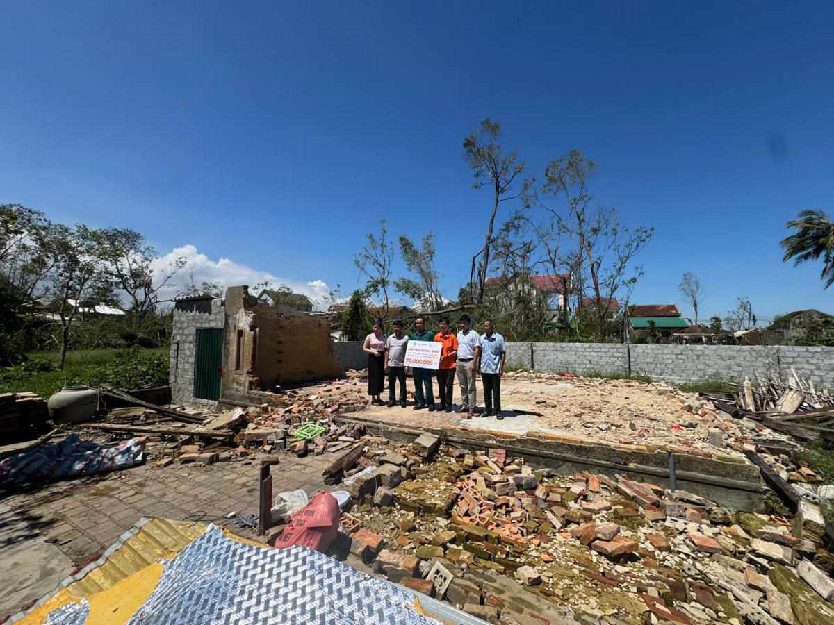 Quỹ Thiện từ tâm của Tập đoàn Kim Oanh hỗ trợ 17 hộ dân ở xã Cổ Đạm và Đan Hải (Hà Tĩnh. Ảnh: NT.
