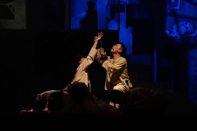 Diễn viên-ca sỹ Lê Việt Anh (phải) đóng chính trong vở nhạc kịch “Lửa từ Đất” (Nhà hát Tuổi trẻ). (Ảnh: CTV/Vietnam+)