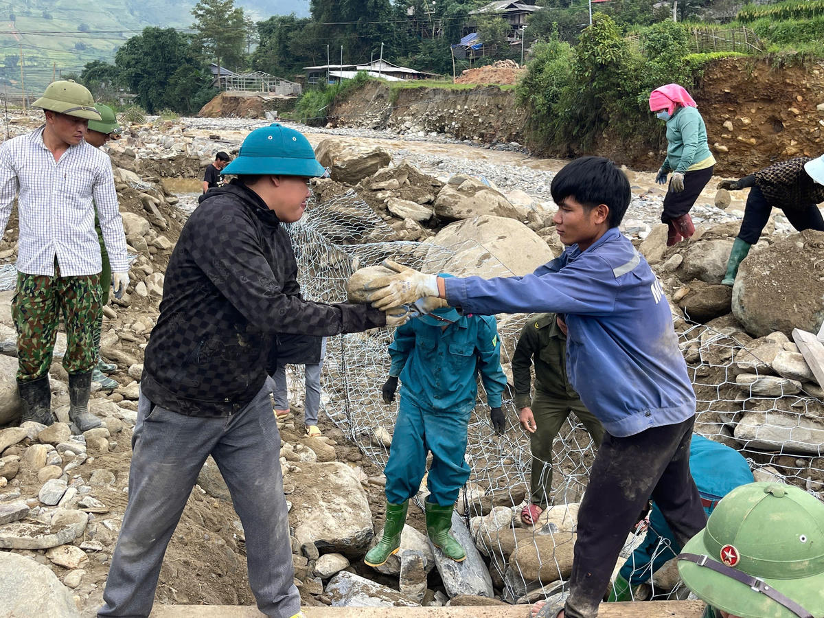 Lào Cai: Khẩn cấp huy động tổng lực làm kè bảo vệ làng