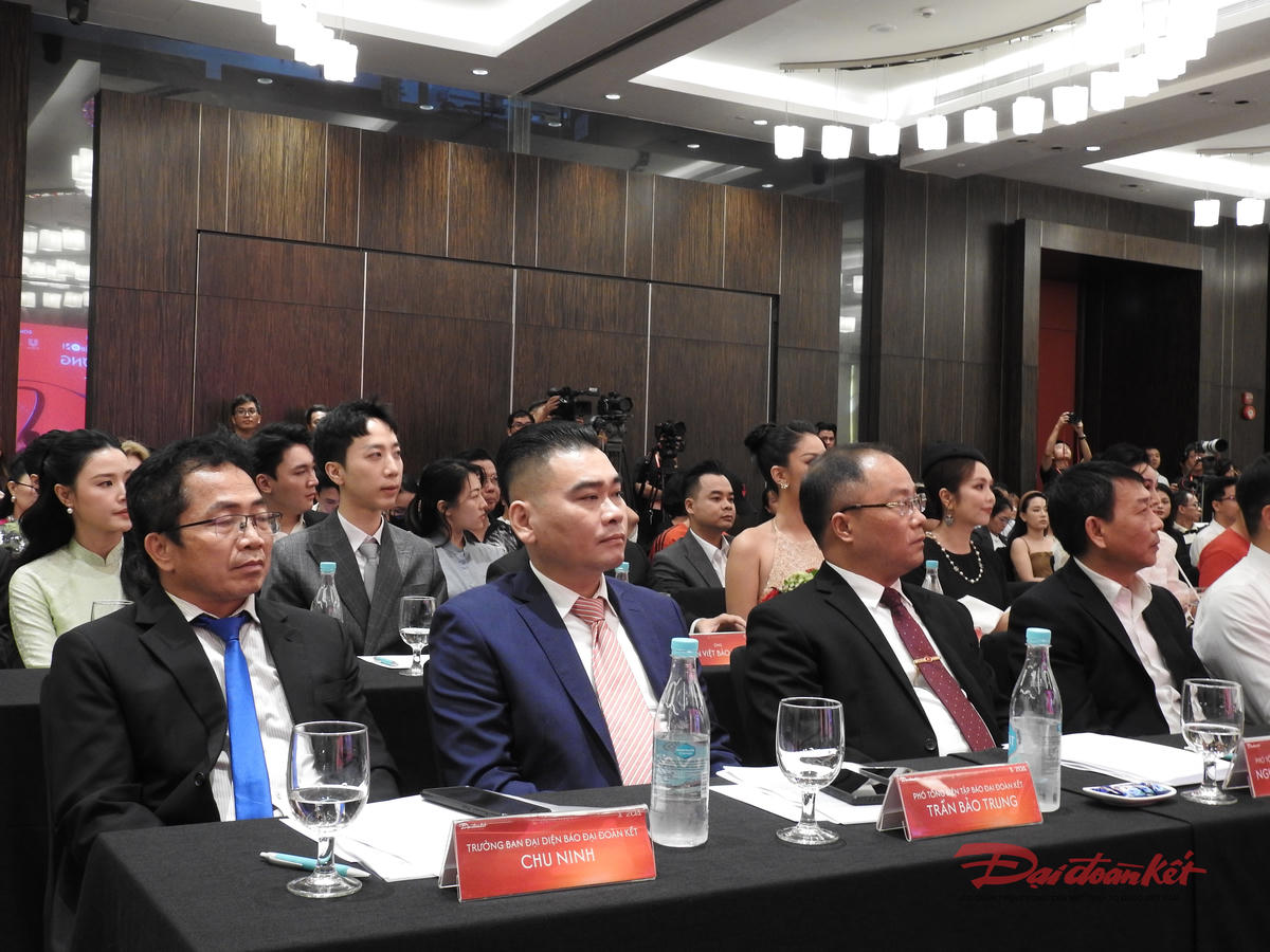 Từ trái qua phải: Nhà báo Chu Ninh, Trưởng ban đại diện báo Đại đoàn kết tại TP Hồ Chí Minh, Nhà báo Trần Bảo Trung, Phó Tổng Biên tập báo Đại đoàn kết, nhà báo Nguyễn Đăng Khang, Phó Tổng Biên tập báo Đại đoàn kết. Ảnh: Đoàn Xá.