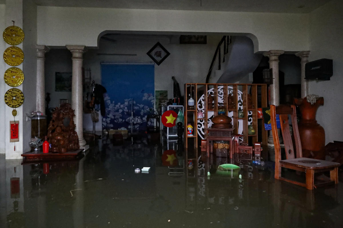 Nước dâng cao khiến nhiều vật dụng trong nhà dân bị hư hỏng.