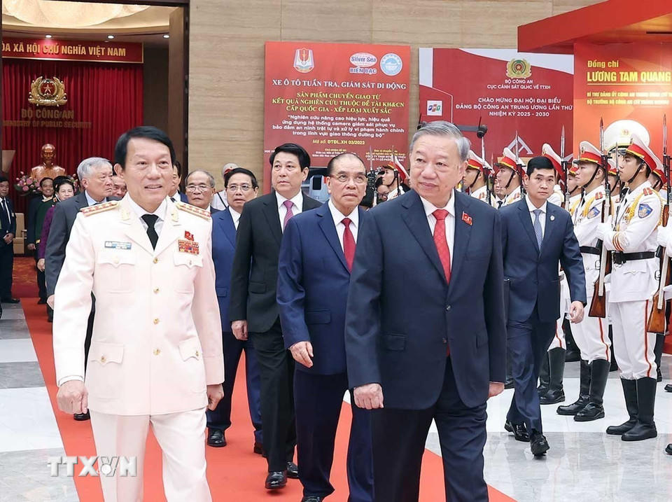 Tổng Bí thư Tô Lâm, các đồng chí lãnh đạo, nguyên lãnh đạo Đảng, Nhà nước dự Đại hội đại biểu Đảng bộ Công an Trung ương lần thứ VIII, nhiệm kỳ 2025-2030. (Ảnh: Thống Nhất/TTXVN)