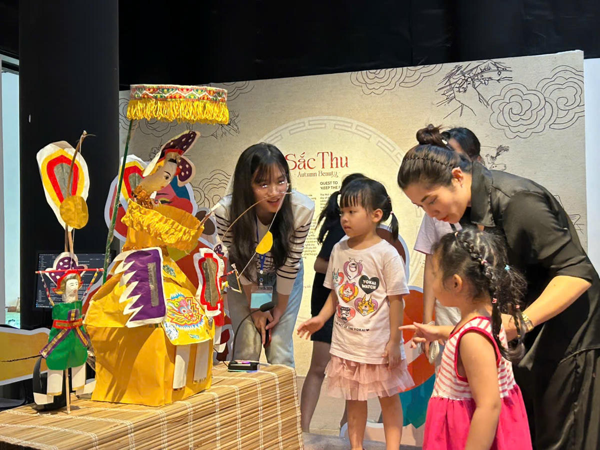 Các em nhỏ đắm mình trong những món đồ chơi truyền thống. Ảnh: BT.