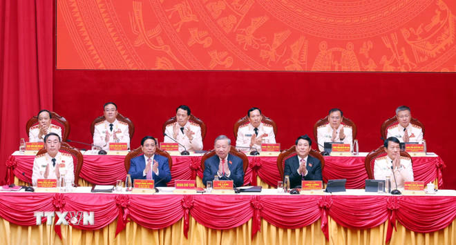  Tổng Bí thư Tô Lâm, Chủ tịch nước Lương Cường, Thủ tướng Phạm Minh Chính tham gia Đoàn Chủ tịch điều hành Đại hội. (Ảnh: Phạm Kiên/TTXVN).