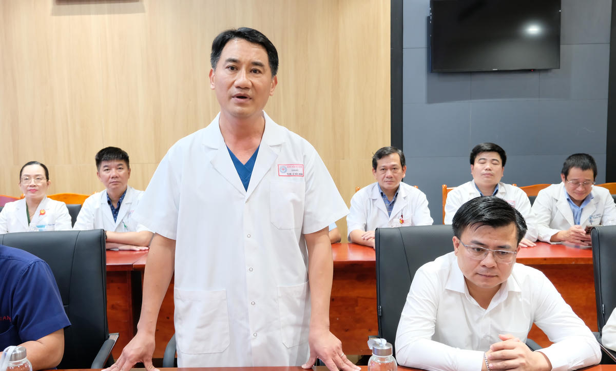 Tiến sĩ - Bác sĩ Lê Đức Nhân, Giám đốc Bệnh viện Đà Nẵng báo cáo quá trình thực hiện ca ghép gan. Ảnh: Nguyễn Tú.
