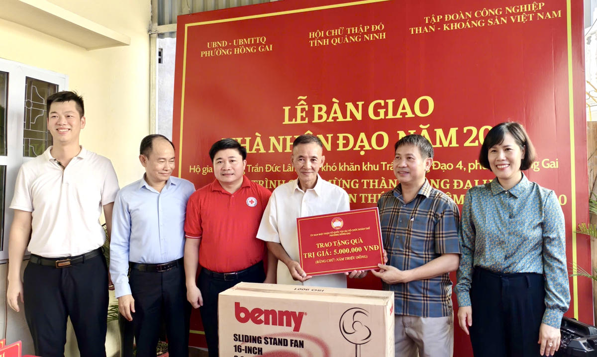 Hội Chữ thập đỏ tỉnh, Ủy ban MTTQ và các tổ chức đoàn thể phường Hồng Gai tặng quà chúc mừng ông Lâm vào nhà mới. Ảnh: Ngọc Anh