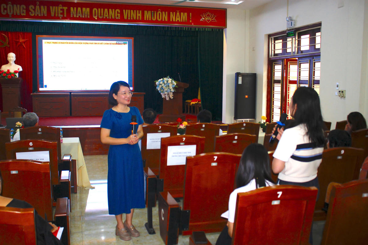 Chuyên gia và cán bộ, giáo viên ở Hưng Yên trao đổi tại hội thảo. Ảnh: Văn Chiến.