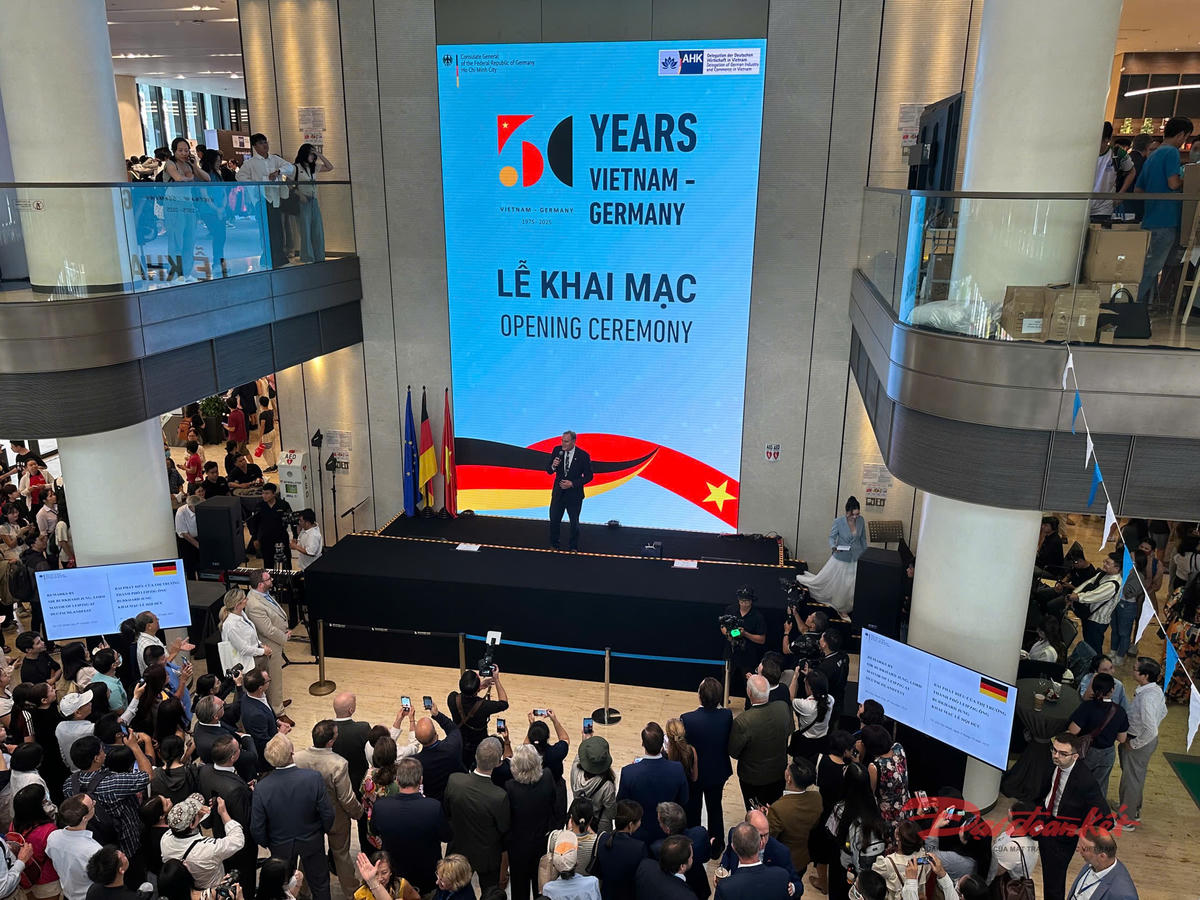 Ông Burkhard Jung - Thị trưởng thành phố Leipzig, phát biểu khai mạc tại sự kiện. Ảnh: Tuyết Lưu.