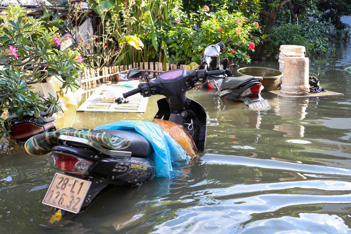 Hà Nội: 5 ngày nước chưa rút, người dân chật vật xoay sở