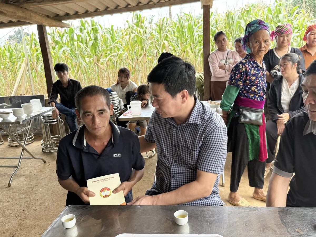 Ông Nguyễn Việt Khánh, Phó Chủ tịch Ủy ban MTTQ Việt Nam tỉnh Tuyên Quang trao quà hỗ trợ gia đình nạn nhân cháu Hầu Kim Chung. Ảnh: MTTQ Tuyên Quang.