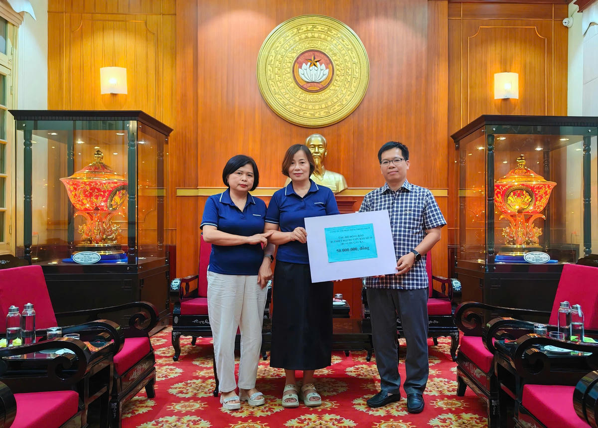 Ông Lê Thanh Tú - Phó Trưởng ban Công tác xã hội, Cơ quan Ủy ban Trung ương Mặt trận Tổ quốc Việt Nam  tiếp nhận ủng hộ 50 triệu đồng từ Công ty Cổ phần diêm Thống Nhất).