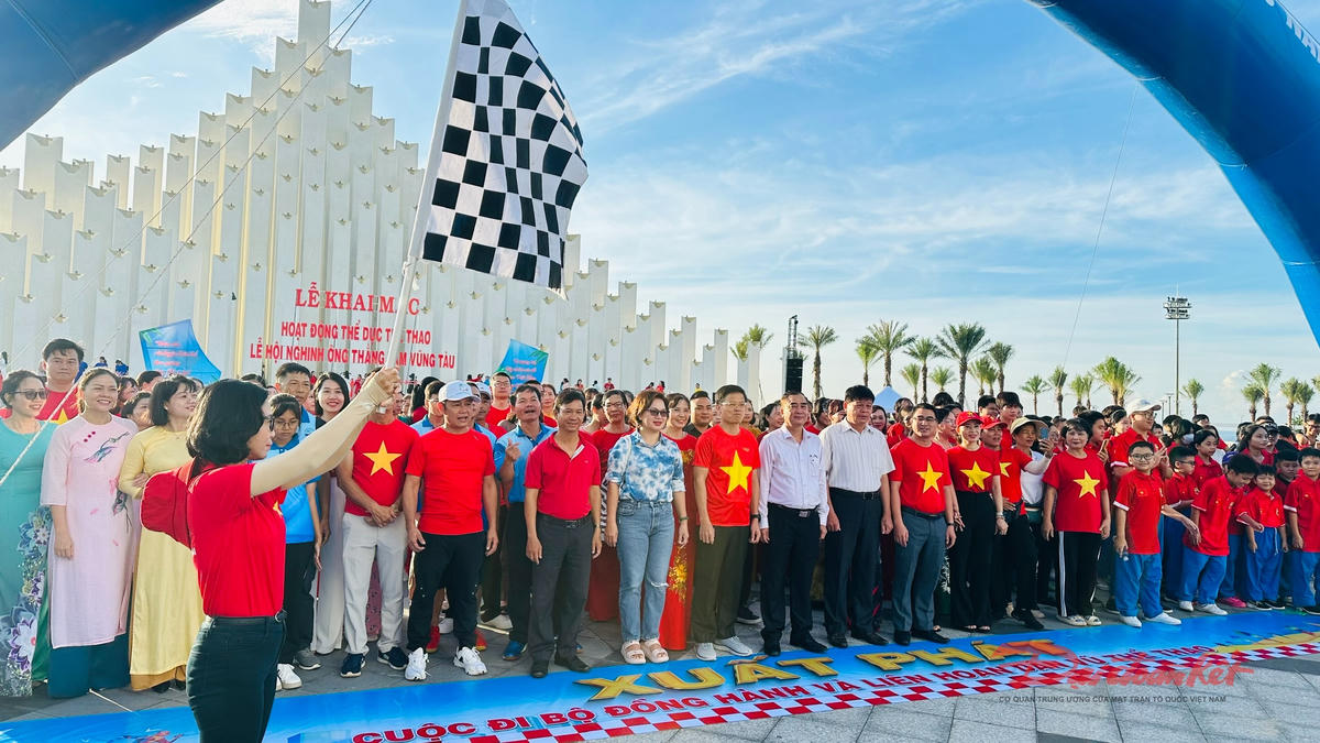 Lãnh đạo phường Vũng Tàu phất cờ phát lệnh đi bộ đồng hành mở đầu chuỗi sự kiện của lễ hội Nghinh Ông Thắng Tam. Ảnh: Hải Đăng.