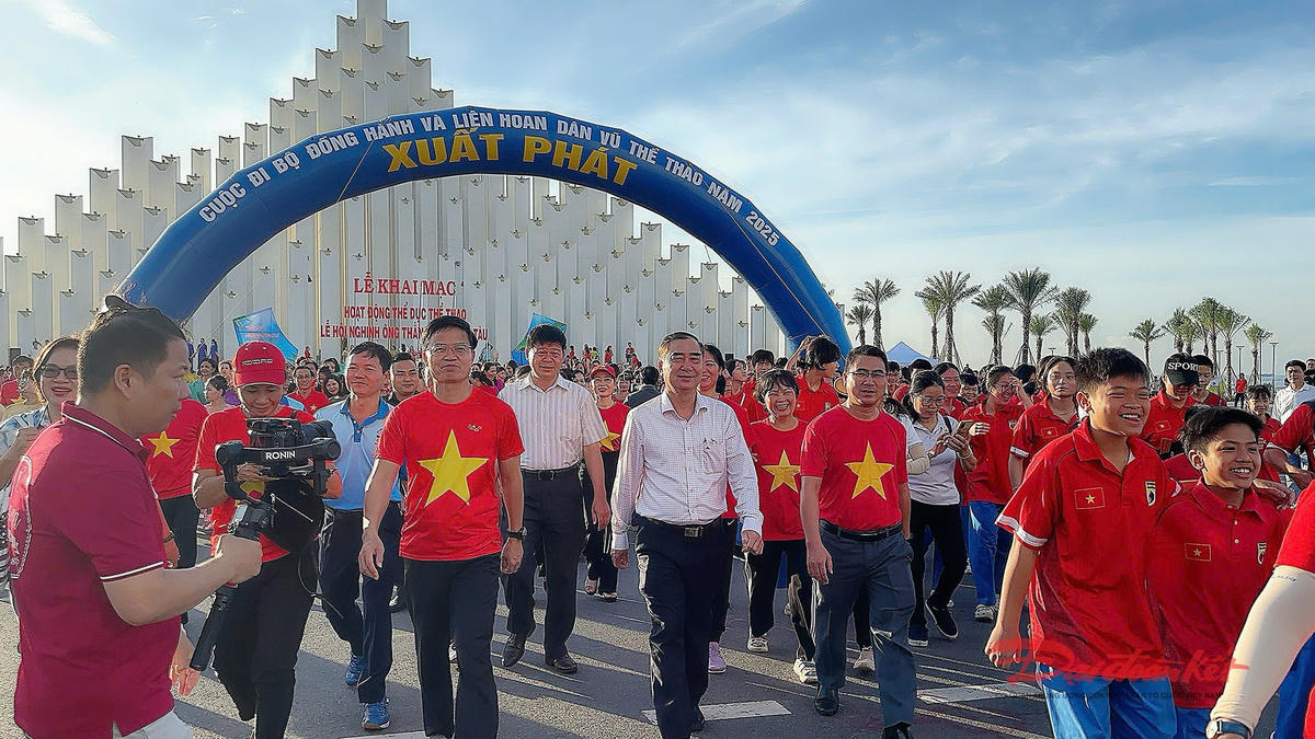 Hoạt động đi bộ đồng hành diễn ra ngay sau lễ khai mạc Lễ hội Nghinh Ông Thắng Tam. Ảnh: Hải Đăng.