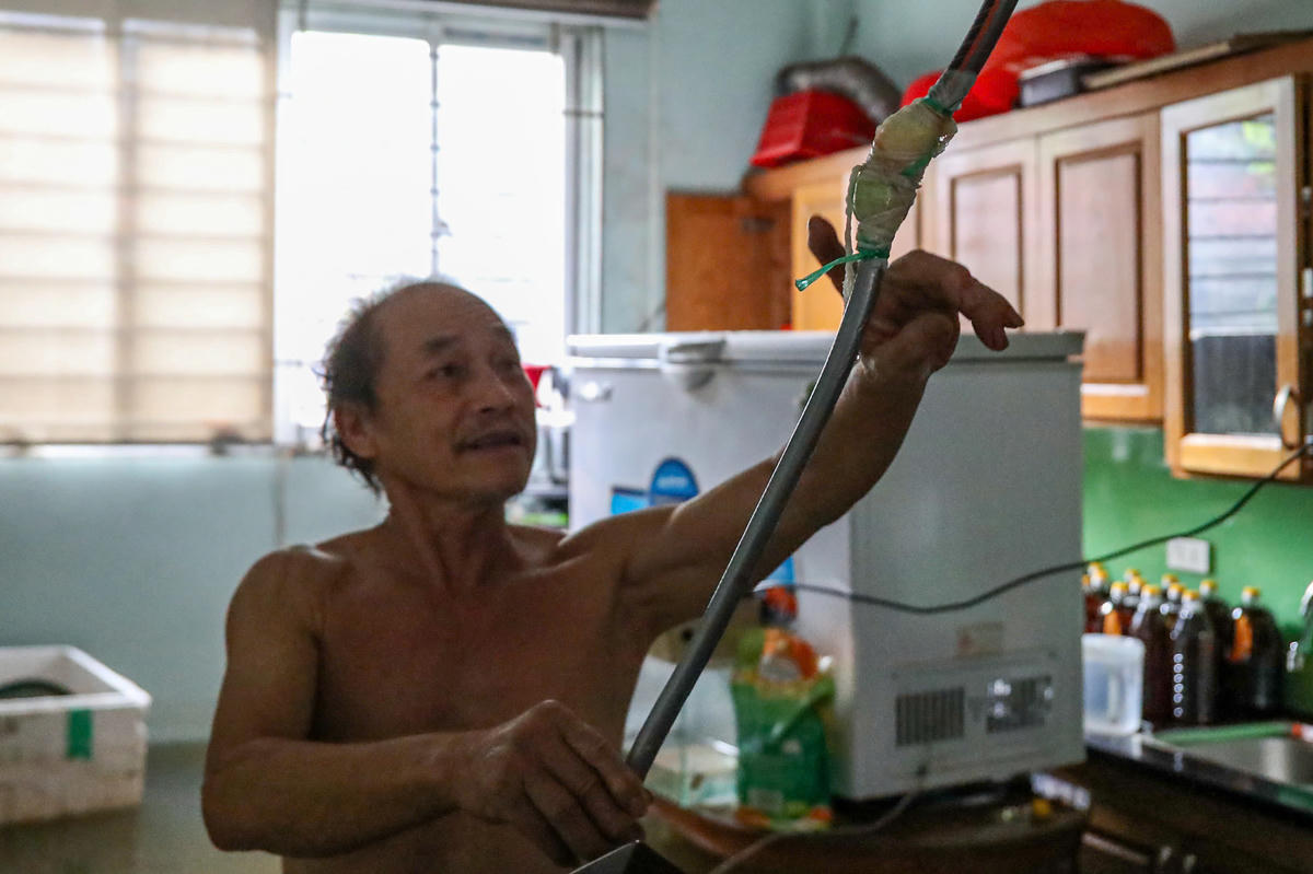 Ngập úng khiến điện mất, thiếu nước sạch nhiều ngày, 6 người trong gia đình ông Hơn phải cầm cự bằng bánh mì, lương khô và mì tôm. 