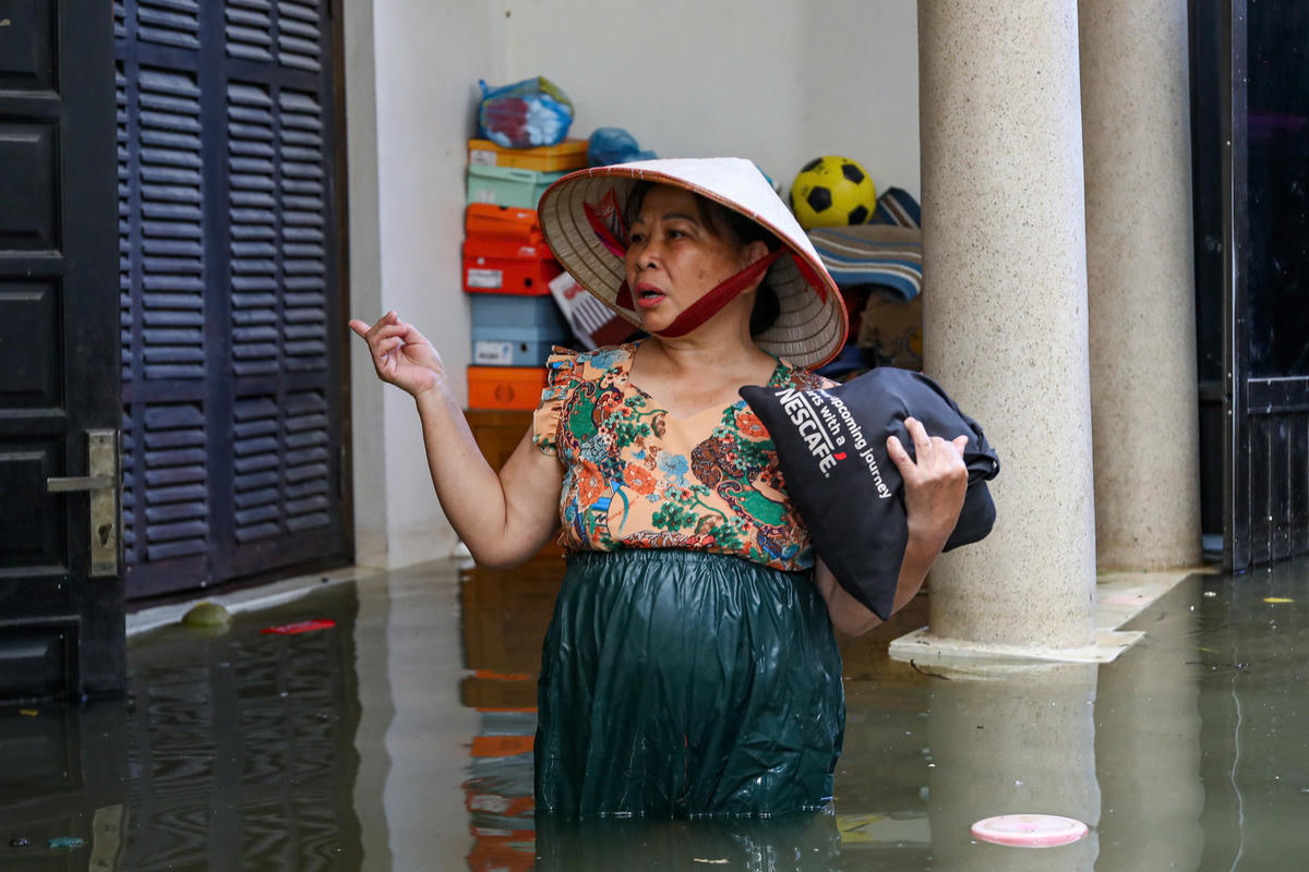 Tương tự, bà Xuân người dân phường Xuân Phương cho biết: "Do ngập sâu, gia đình tôi phải kê cao tủ lạnh, máy giặt để tránh hư hỏng và chuyển lên tầng 2 sinh sống. Những ngày đầu, các cháu phải đi thuyền đến trường, nhưng bất tiện nên tôi gửi cháu ở nhờ gần trường để ăn ngủ. Việc thiếu nước sạch cũng khiến gia đình khốn khổ, vợ chồng phải thay nhau sang nhà họ hàng vệ sinh cá nhân, ăn uống rồi quay về trông coi nhà", bà Xuân nói.
