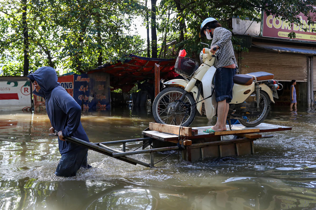 Xe máy cũng được người dân vận chuyển lên điểm cao hơn, bằng những chiếc thuyền tự chế.