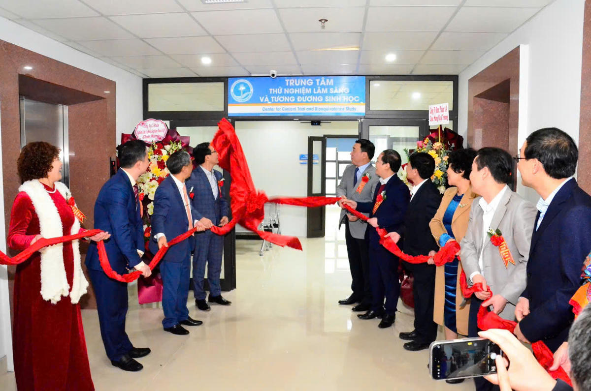 Bệnh viện Đại học Y Hải Phòng - do đội ngũ giáo sư và bác sĩ của Trường Đại học Y Dược Hải Phòng trực tiếp phụ trách và điều trị - tổ chức Lễ khai trương Trung tâm Thử nghiệm lâm sàng và tương đường sinh học. Ảnh: CTV