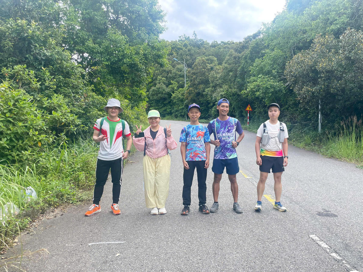 Nhóm bạn trẻ trekking tại bán đảo. Ảnh: Nguyễn Tú.