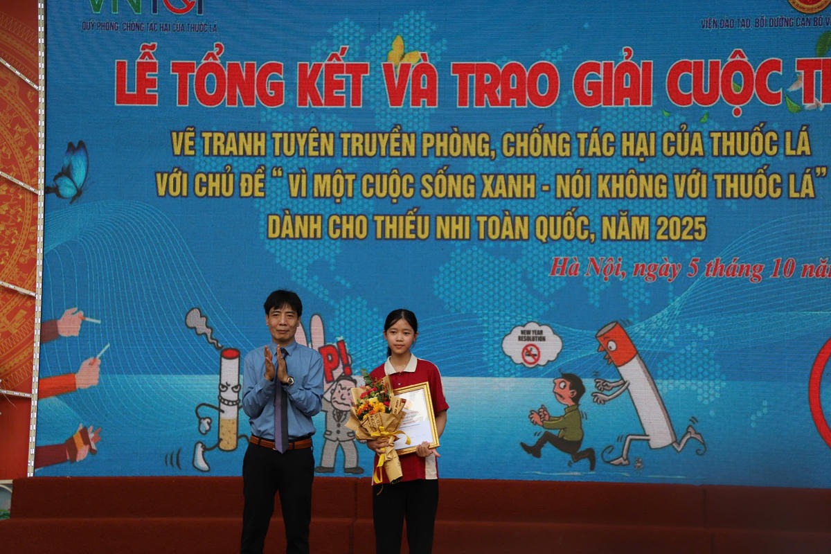  Em Nguyễn Thảo Linh- Học sinh lớp 9A trường THCS Nghi Liên- Nghệ An đạt giải nhất cuộc thi vẽ tranh. Ảnh: Lê Hảo